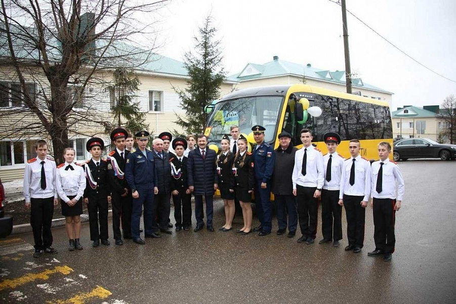 «КАМАЗ» подарил автобус кадетской школе